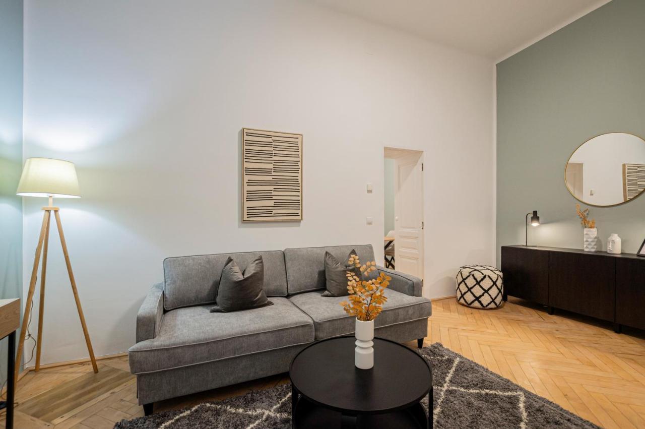 Charming Perfect For 4-6 Tram, Self-checkin Apartment Vienna